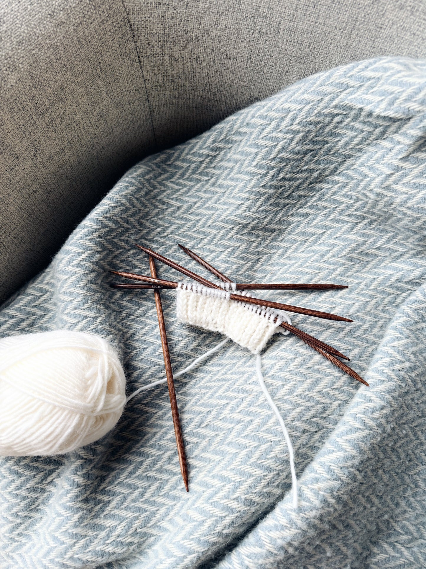 Strømpepinner i bjørk